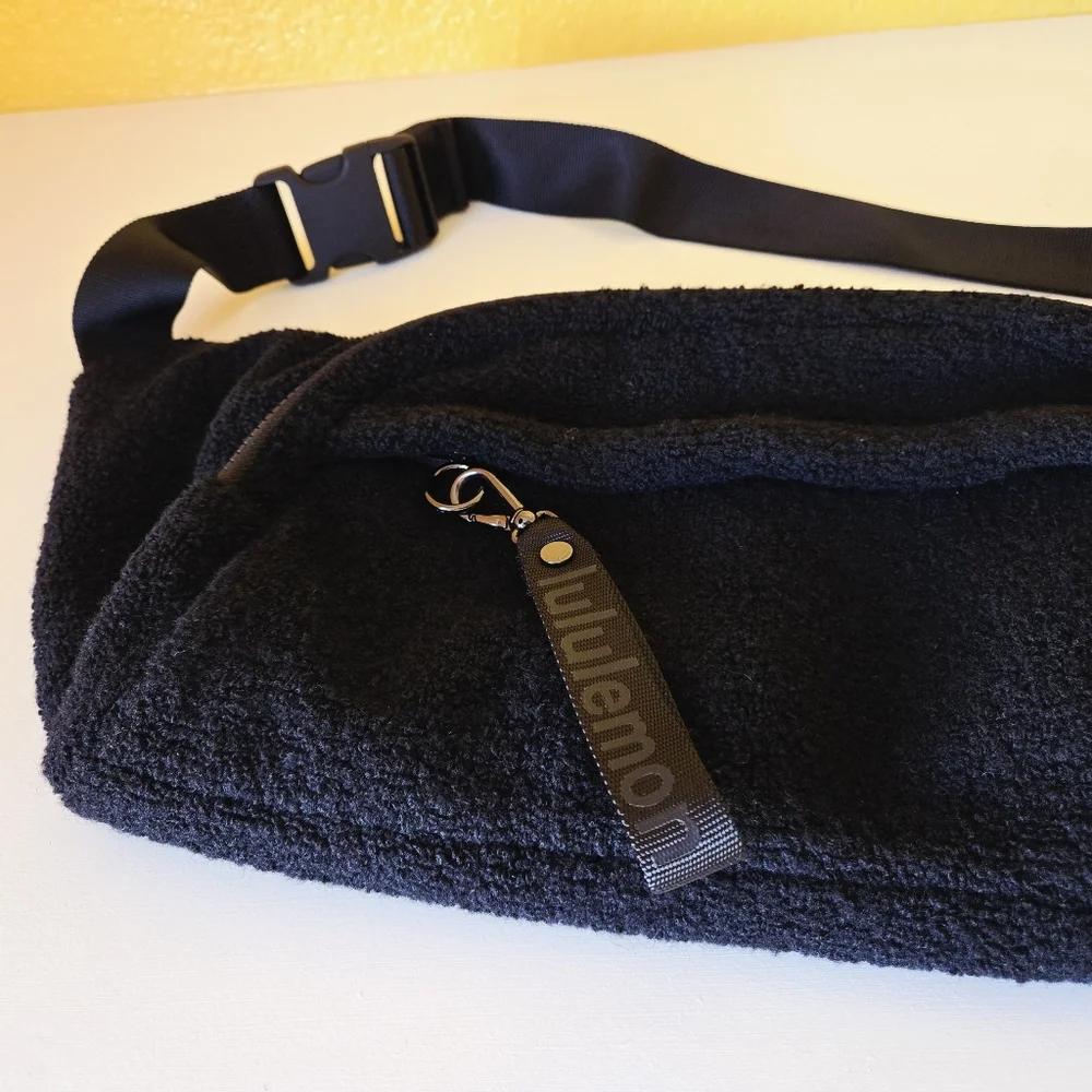 Lululemon On The Beat Black Sherpa Fleece Over The Shoulder Crossbody Belt Bag - Picture 9 of 14